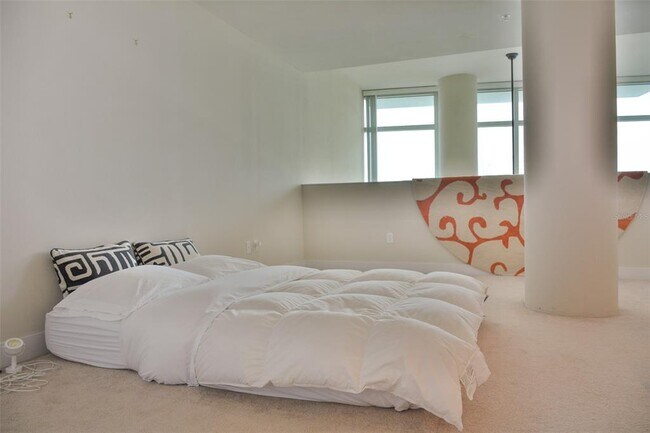 Building Photo - 1120 E Kennedy Blvd