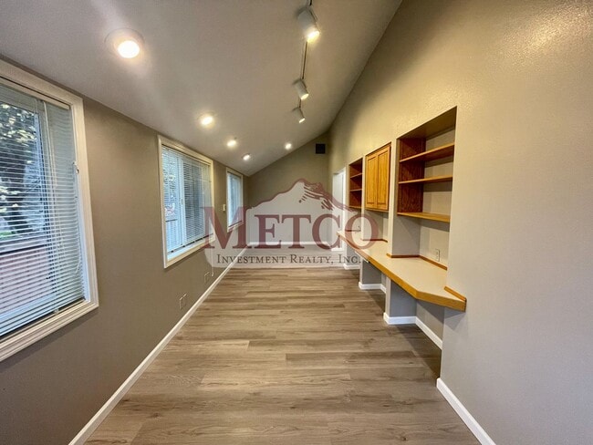 Building Photo - Beautiful 4 bedroom, 3 Bath House in Desirable Gilham Neighborhood!