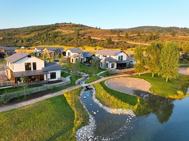 Building Photo - 425 Mail Cabin Dr