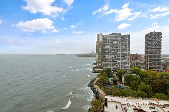 Building Photo - Edgewater Apartment with Stunning Lake & C...