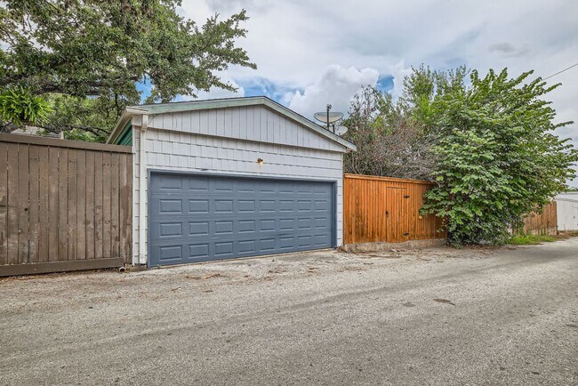 Building Photo - Charming 2-BR/2-Bath Home in the Heart of ...