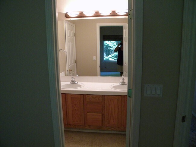 Building Photo - Excellent Location! 3 br 2.5 bth - Walking...