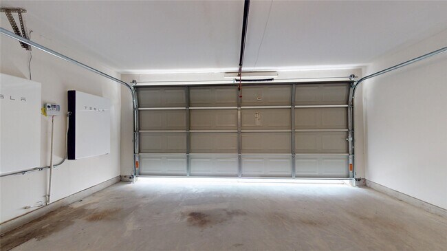 Building Photo - 806 N Willow Dr