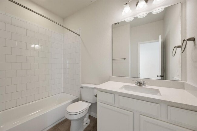 Building Photo - 700 W 6th St