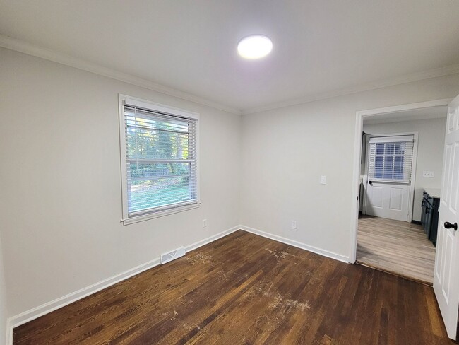 Building Photo - Brick Ranch in Yorkmount Area near Tyvola