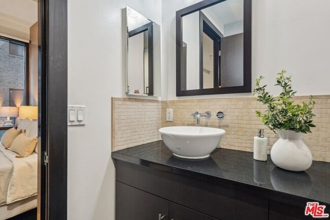 Building Photo - 655 S Hope St