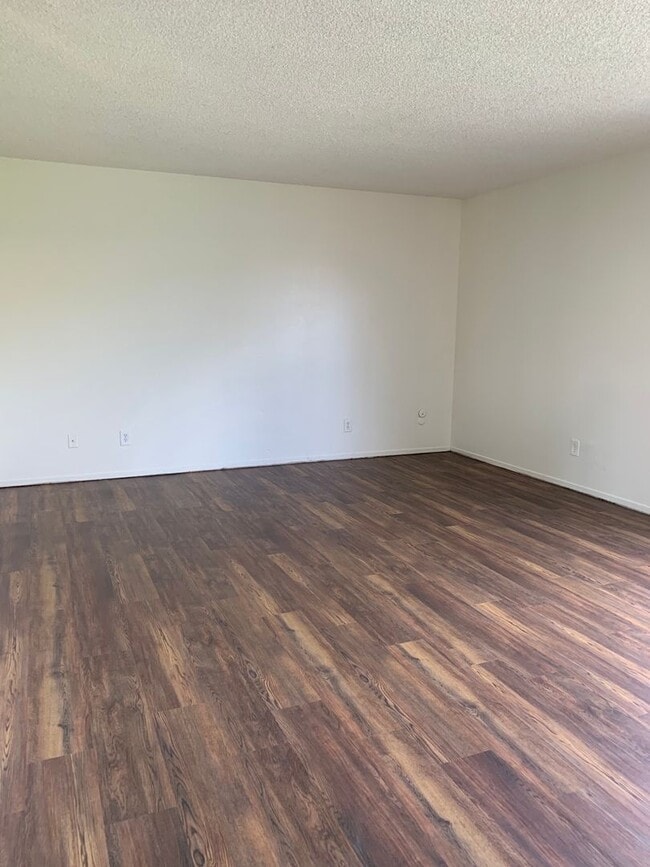 Building Photo - 3 bed 2 bath