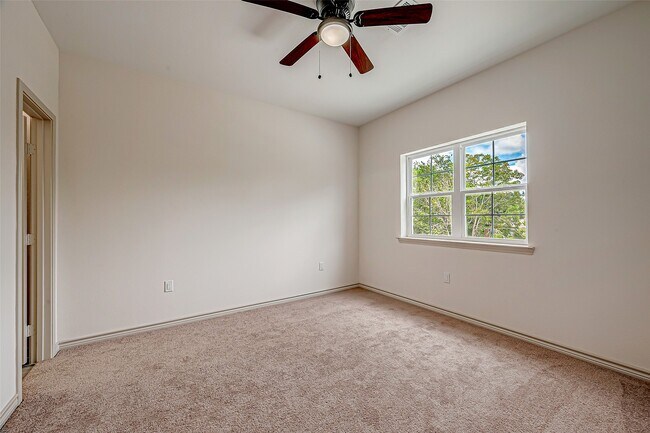 Building Photo - 5530 Hirondel St