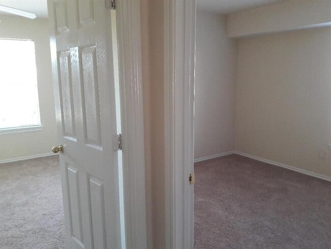 Building Photo - 16610 Newglen Ln