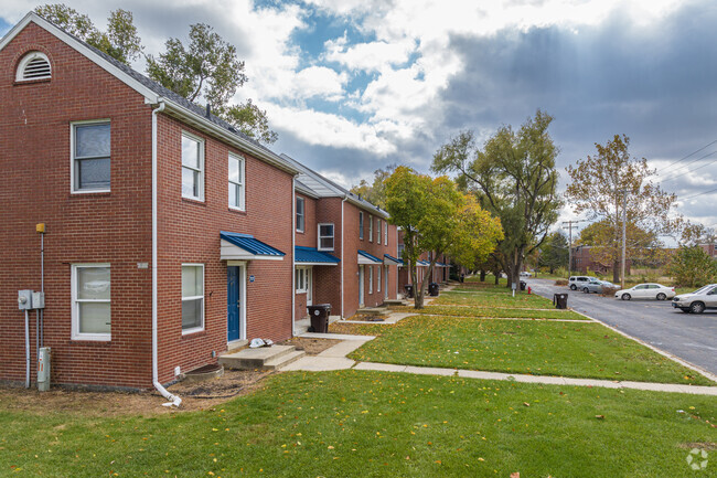 Attractive Tree-Line Streets - Patriot Square Apartments