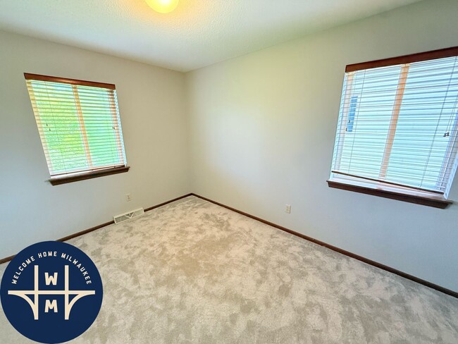 Building Photo - W163N11528 Windsor Ct