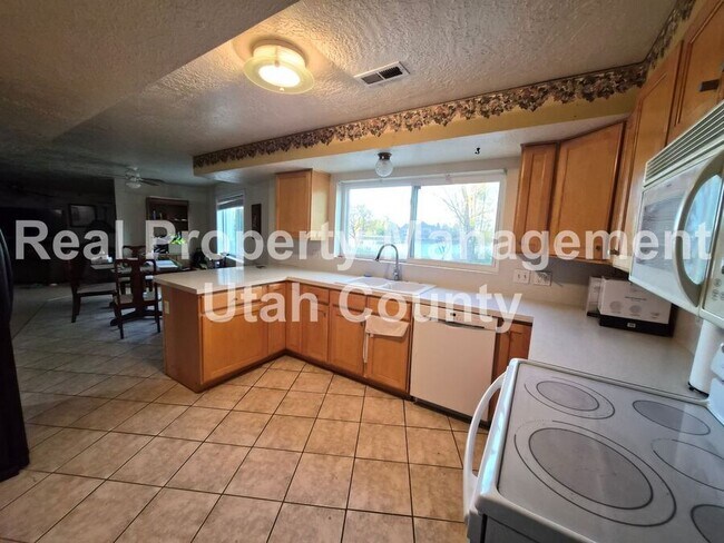 Building Photo - 22 W 400 N St