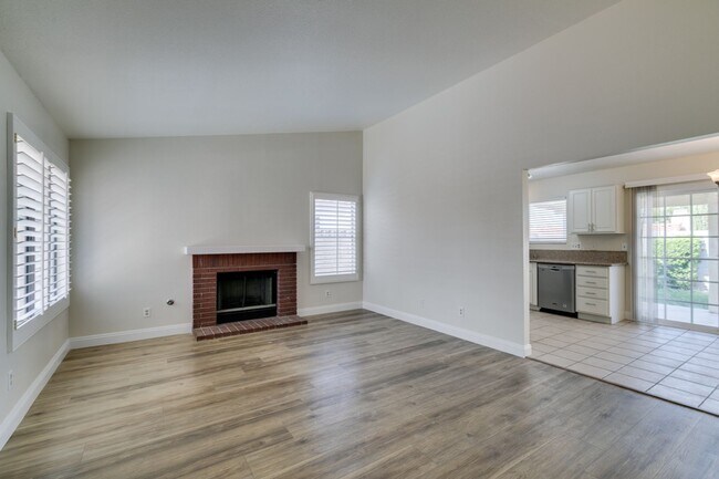 Building Photo - AVAILABLE 1/1/26- Beautiful 3-Bedroom, 2-Bathroom Home in Green Valley