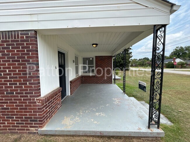 Building Photo - 999 Seminole Dr
