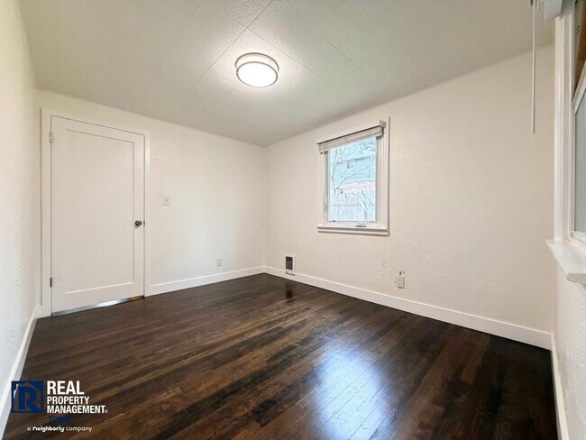 Building Photo - Charming Cottage Retreat with Modern Updates!