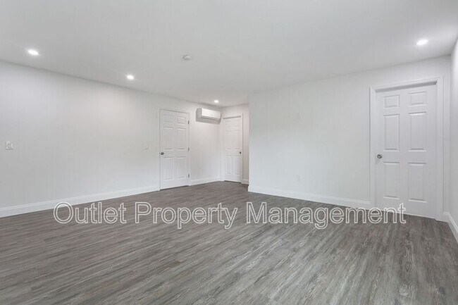 Building Photo - 1649 Lake Dr
