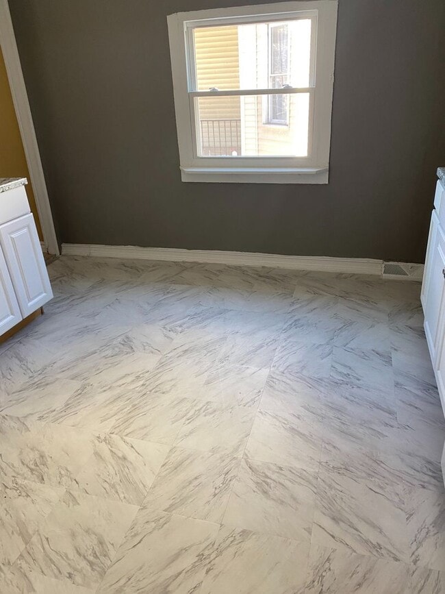 Building Photo - Single Family Home, Valley View School District, Gas heat, Private off Street Parking