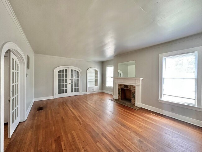 Building Photo - College Ave Triplex