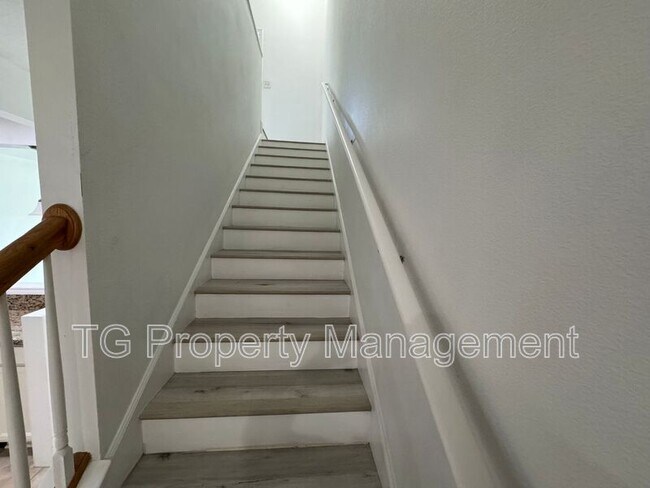 Building Photo - 6798 Roundleaf Dr