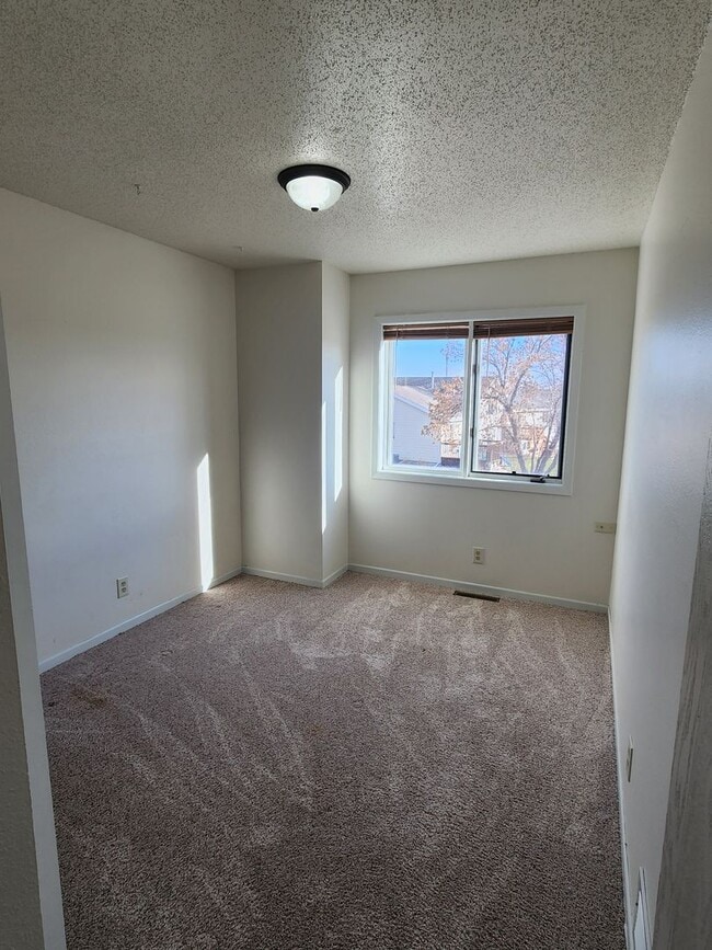 Building Photo - ~ RENT SPECIAL ~ HOLIDAY MERRINESS ~ 3 Bedroom, 3 Bath Home for rent Close to the Hospital