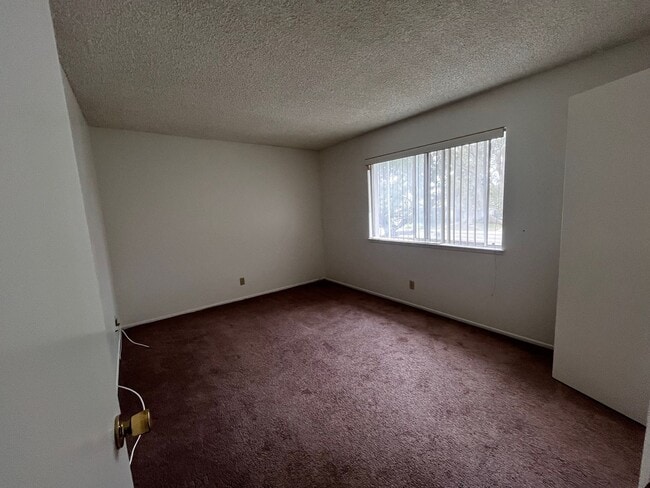 Building Photo - Updated 2 Bed / 1 Bath Townhouse with Pool Access – Port Hueneme