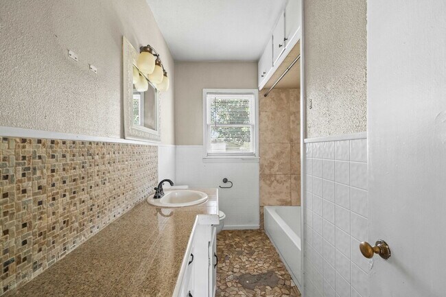 Building Photo - Vintage Home w/ Large Backyard, Minutes from TTU & Medical