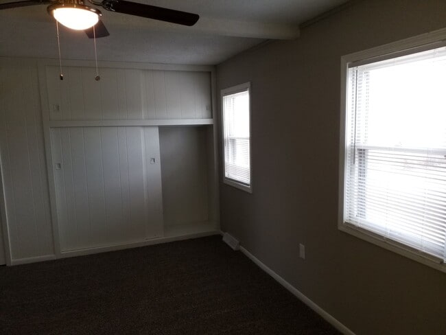Building Photo - NO SECURITY DEPOSIT for OCTOBER MOVE IN! A...
