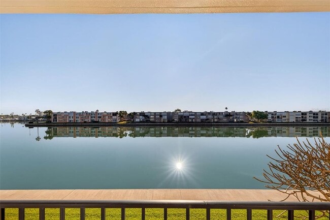 Building Photo - 7625 Sun Island Dr S