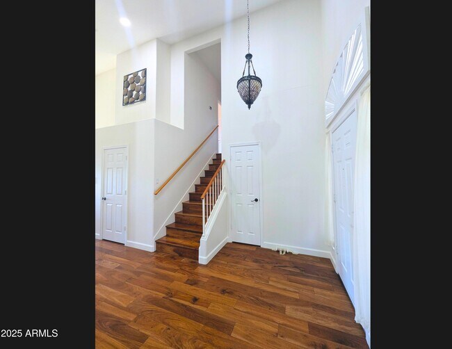 Building Photo - 242 S Sycamore Pl