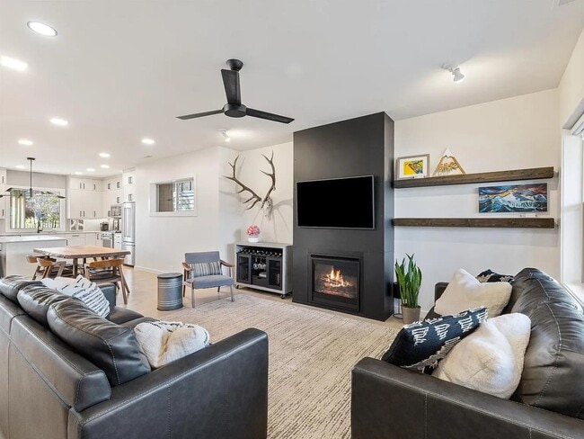 Building Photo - 2082 Dennison Ln