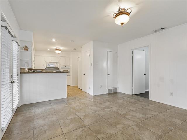 Building Photo - 7022 Kingsbury Dr