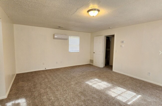 Building Photo - 5 bedroom 2.5 bath - Accepting Housing Vouchers