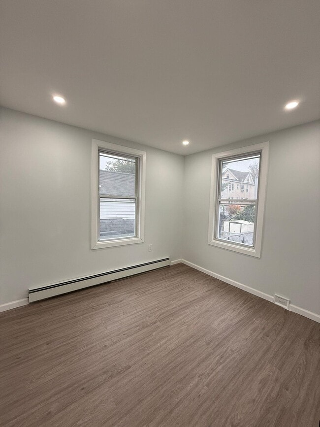 Building Photo - 407 Elm St