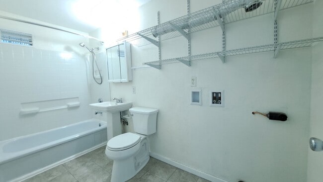 Building Photo - 2 Bedroom 1 Bath Duplex