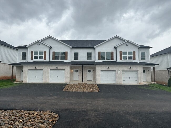 Building Photo - 2 bed 2.5 bath