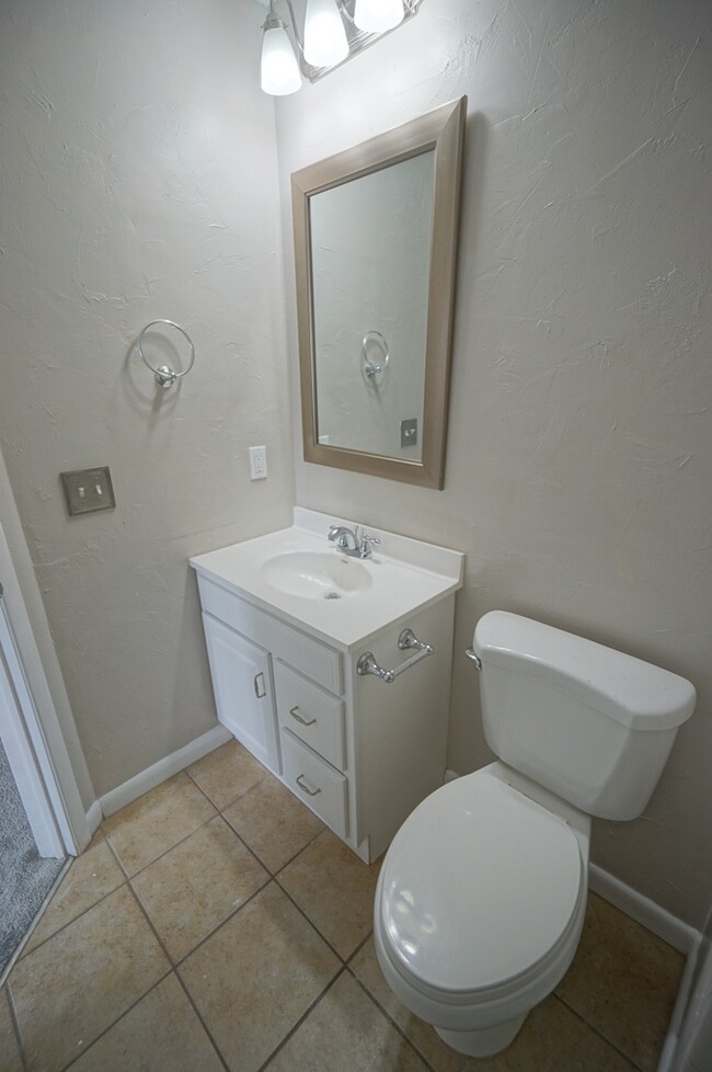 Building Photo - 2-Bedroom, 2 1/2-Bath, Gated South Tampa C...