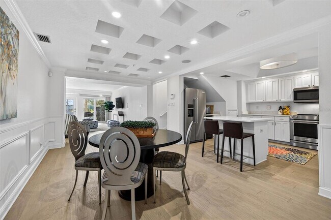 Building Photo - 922 N Shore Dr NE