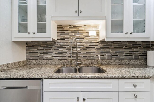 Building Photo - 1 Beach Dr SE