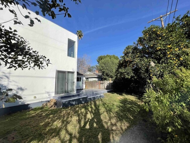 Building Photo - COMPLETELY REMODELED HOME IN QUIET AREA!