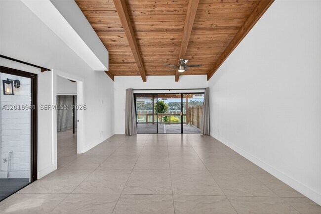 Building Photo - 2619 Parkview Dr S