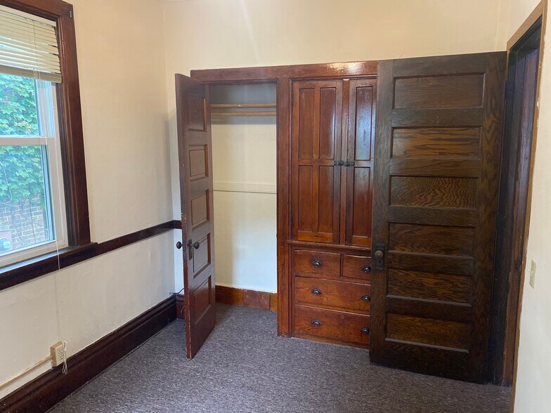 Building Photo - 112 S Mills St