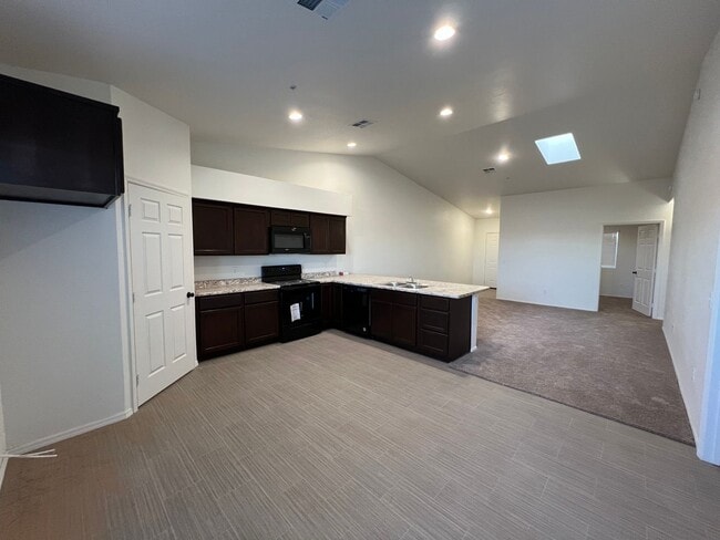 Building Photo - NEWER TOWNHOME!