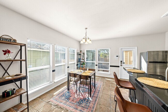 Building Photo - Downtown Home within Minutes from the Riverwalk & Alamodome ~ Large Corner Lot!