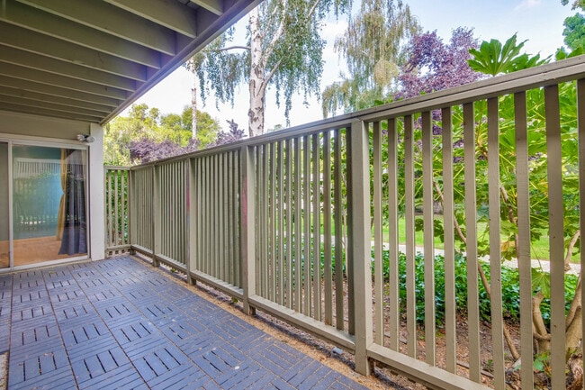 Building Photo - 280 Easy St