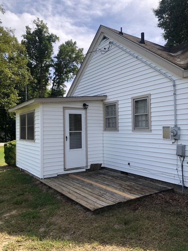 Building Photo - 2310 Red Oak Rd