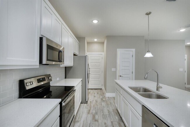 Building Photo - 438 Parkline Dr