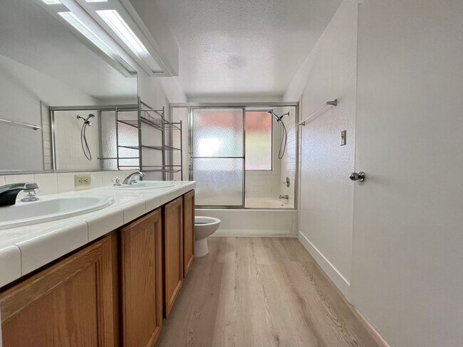 Building Photo - 10001 Dove Ridge Dr