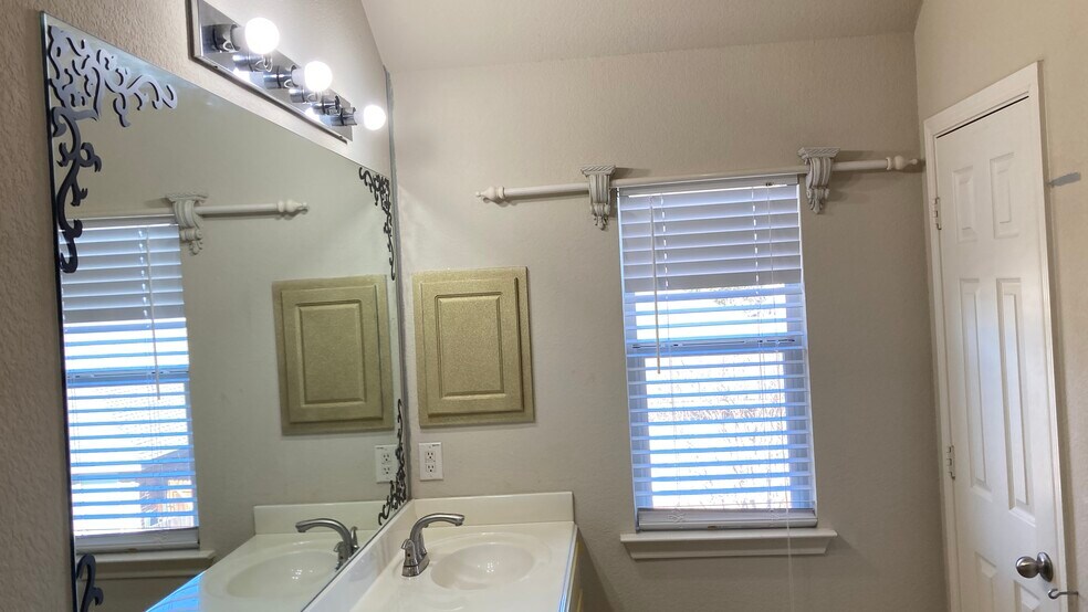 Building Photo - 340 Turquoise Dr