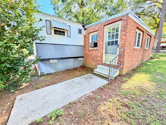 Building Photo - 12 Martin Ln