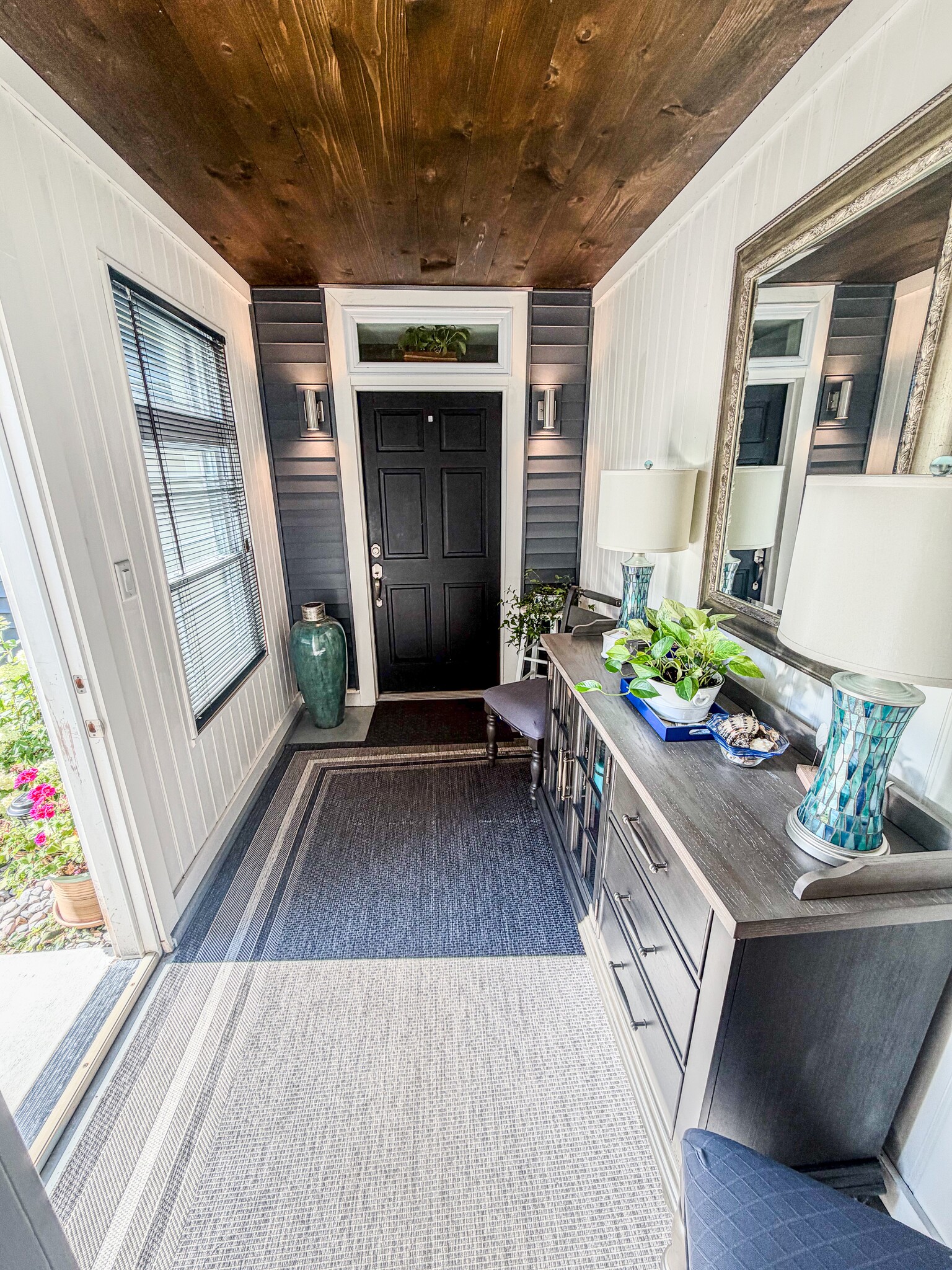 Large breezeway entry. - 9144 River Rd
